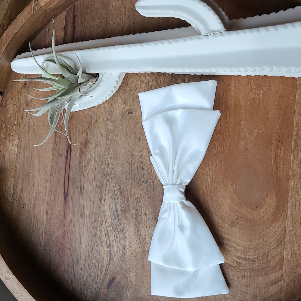 Bhdln white Alligator hair bow.